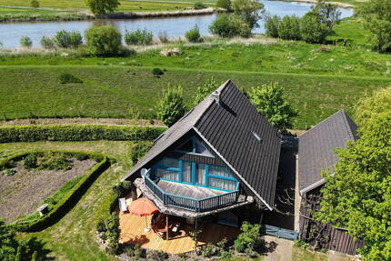 Ökologisch gebautes Holzhaus mit großem Nebengebäude - Bahrenfleth