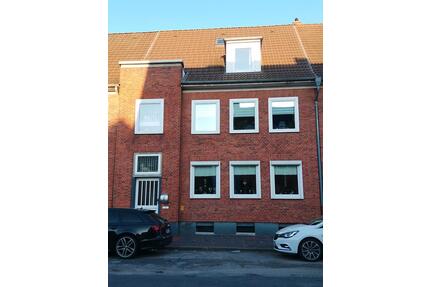 Reihenmittelhaus mit drei Wohneinheiten von Privat zu verkaufen - Emden Tholenswehr