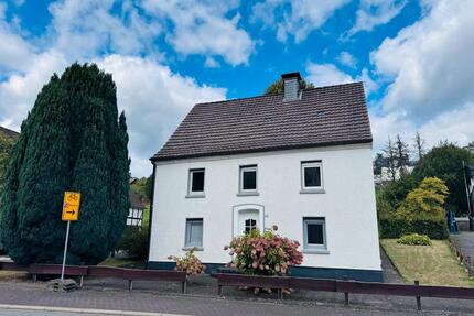 Einfamilienhaus mit gr. Garten + 2 Garagen - von PRIVAT - Finnentrop