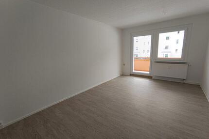 3-Zimmer-Wohnung mit Balkon - 370,00&nbsp;EUR Kaltmiete, ca.&nbsp; 62,27&nbsp;m&sup2; in Treuen (PLZ: 08233)