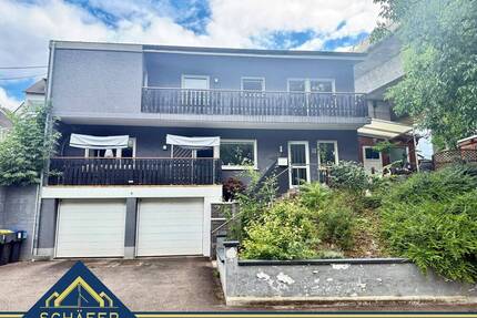 Freistehendes Zweifamilienhaus mit Terrasse, Loggien, zwei Garagen und guter Verkehrsanbindung - Saarbrücken / Bischmisheim