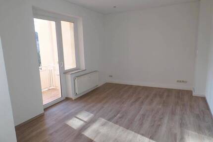 Wohnung mit edler Ausstattung: Balkon, Design-Fußboden, viereckiger Waschtisch, Deckenspots uvm.. - Chemnitz Ebersdorf