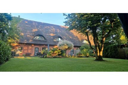 Traumhafte 3 Zi. Luxus-Wohnung unter Reet mit eigenem Garten - Kaltenkirchen