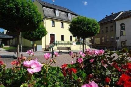 Großzügiges, vermietetes Wohn- und Geschäftshaus in zentraler Lage von Auma zu verkaufen - Auma-Weidatal