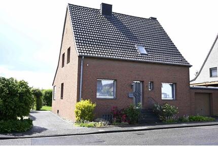 Freistehendes Einfamilienhaus mit Nebengebäuden - Rommerskirchen