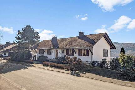 Landhaus-Flair in Bestlage: Einzigartiges Einfamilienhaus mit Einliegerwohnung und Panoramaaussicht - Bad Laasphe