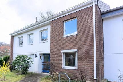 PURNHAGEN-IMMOBILIEN - Schönebeck, gepfl. REH mit Garage und schönem Grundstück in ruhiger Lage - Bremen