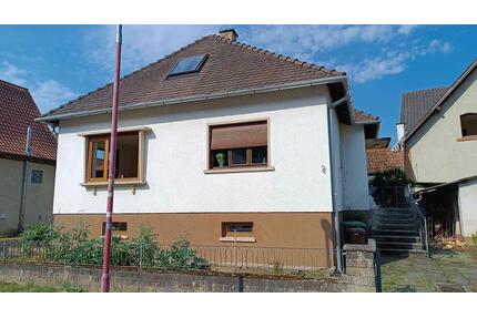 Freistehendes Einfamilienhaus mit Garage und Garten in Kraichtal