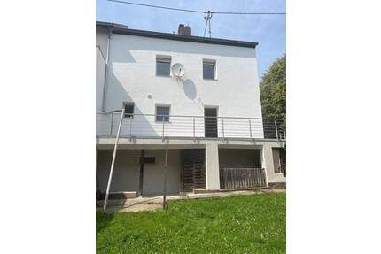 Renovierte Doppelhaushälfte mit Ausbaupotential in Illingen-Uchtelfangen zu verkaufen - Illingen - Uchtelfangen