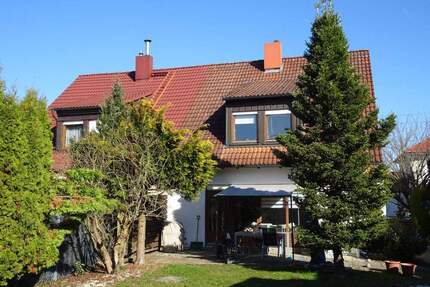 Doppelhaushälfte mit Garage in ruhiger Lage von Heroldsbach-Thurn