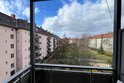 ca. 4,4 m² Balkon mit Blick in einen grünen Innenhof - Berlin Schöneberg