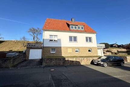 Zweifamilienhaus mit solider Substanz, Garten und Entwicklungspotenzial in Marsberg-Leitmar