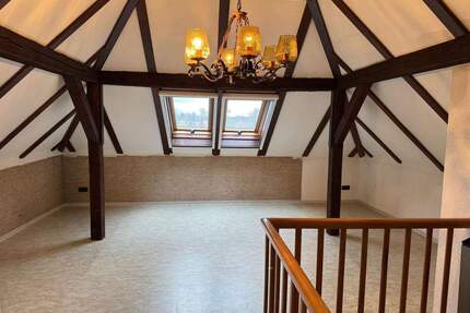 *Stilvolle 5-Zi-DG-Wohnung mit Balkon und Einbauküche* - Osterode am Harz