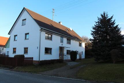Einfamilienhausen mit WerkstattGaragen - Langenneufnach