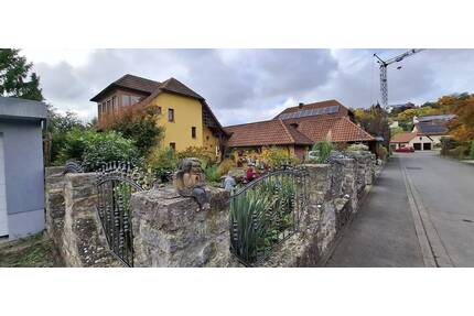 Freistehendes, lichtdurchflutetes Wohnhaus mit großem Grundstück in hervorragender Wohnlage - Segnitz