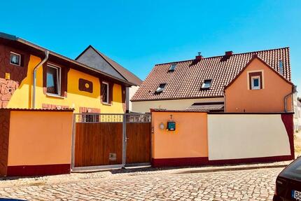 Mehrfamilienhaus Doppelhaushälfte mit Doppelgarage und Stellpl. - Barleben