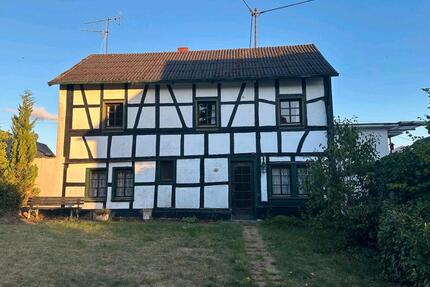 Fachwerkhaus mit sonnigem Garten und großem Nebengebäude - Schuld