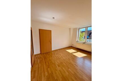 Gemütliche 2-Raum-Wohnung mit Balkon & grünem Ausblick - Riesa