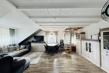 Lichtdurchflutete Dachgeschosswohnung mit Maisonettebene & ca. 30 m² Wohnbereich - Bad Friedrichshall Kochendorf