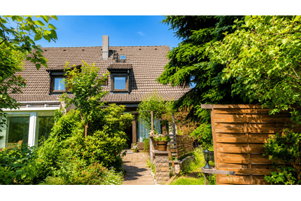 Familienhaus mit Kamin, Rosengarten und Potenzial auf 500 m² Grundstück - Berlin Spandau