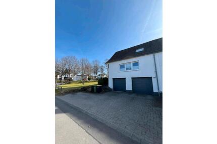 DHH mit 3 ZKB, Terrasse, Balkon, Garten, Garage in Olpe-Thieringh