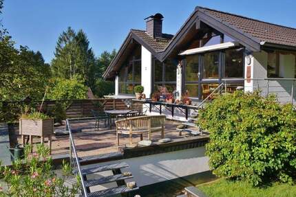 Sehr vielseitig nutzbares Dreifamilienhaus auf großem Grundstück in grüner Stadtrandlage von Haan