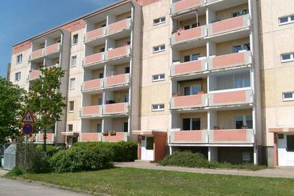 Nette Nachbarn für 2-Rwg. teilmöbliert im 5.OG mit Balkon ab sofort oder nach Vereinbarung gesucht - Neubrandenburg Reitbahnviertel