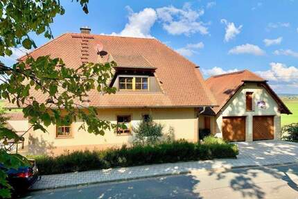 Aktuelle Marktanpassung: Freistehendes Landhaus mit Wellnessbereich und großzügigem Raumangebot auf allen Ebenen - Höchstadt a.d.Aisch