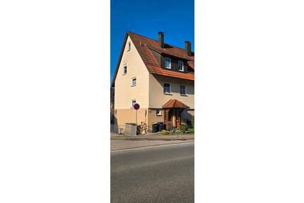 Reiheneckhaus mit kleinem Garten und Stellplatz zu vermieten - Lenningen