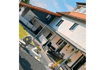 Kernsaniert: Wohnen auf versetzten Ebenen – Pool & 3 Garagen - Calden