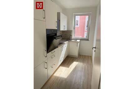 Voll möblierte, hochwertige Wohnung mit sonnigem Balkon und Stellplatz in zentraler Lage ! - Kitzingen