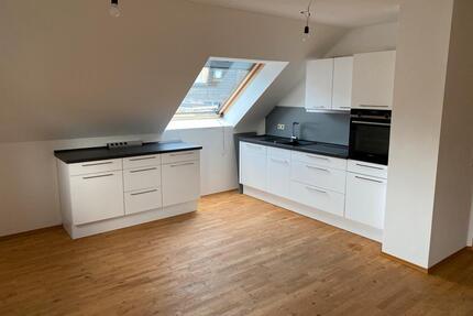 Charmante DG-Wohnung mit Balkon, Tageslichtbad & moderner EBK - Heroldsbach