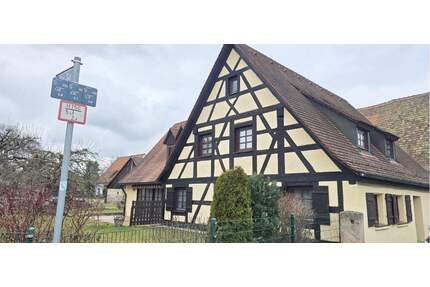 Charmantes Ein- bis Zweifamilienhaus mit Doppelgarage in ruhiger Bestlage von Nürnberg-Kornburg-AFA