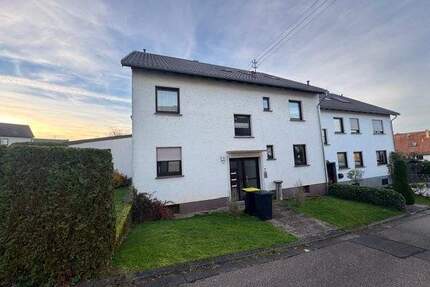 gepflegtes 3 Familienhaus in ruhiger Seitenstraße mit 3 Garagen und Garten - Illingen