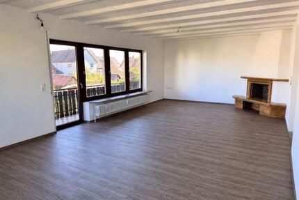109 m² renovierte 4-Zimmer-Wohnung mit 2 Balkonen in Gniebel - Pliezhausen