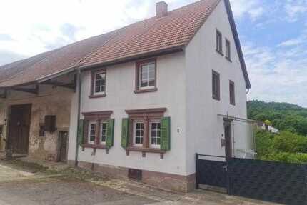 Stilvolles Bauernhaus mit Stallungen und Scheune - Homburg