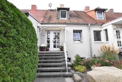 Reihenhaus in 19061 Schwerin mit Werkstattgebäude, Teich, Terrasse