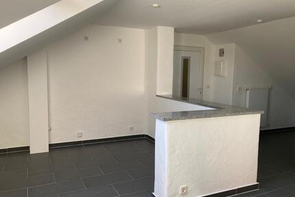 Single-Dachgeschosswohnung ab 01.06.2026 zu vermieten - Ulmen