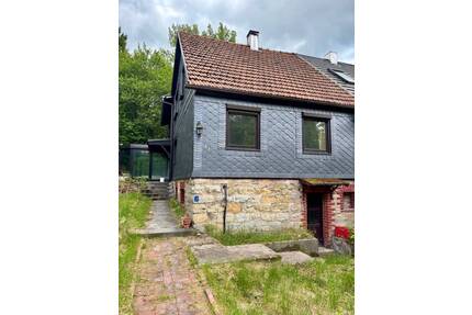 Preisreduzierung! Doppelhaushälfte mit großem Garten und Wintergarten in Schalkau!