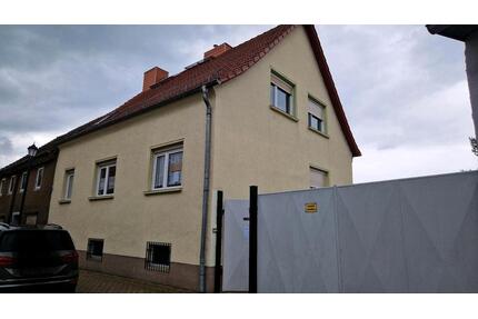 Einfamilienhaus mit Nebengelaß, Hof, Garten und Garage - Allstedt