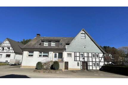 Große, einseitig angebaute Doppelhaushälfte - Kirchhundem / Heinsberg