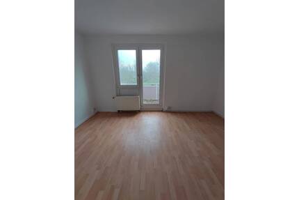 Drei Zimmer mit Balkon zum kleinen Mietpreis - Merseburg
