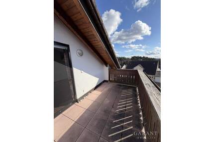 Ihr neues Zuhause! Charmante 3 Zimmer-Dachwohnung mit Balkon und Stellplatz - Althütte