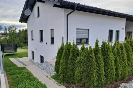 Doppelhaushälfte in Garham - 1.300,00&nbsp;EUR Kaltmiete, ca.&nbsp; 140,00&nbsp;m&sup2; in Hofkirchen (PLZ: 94544)