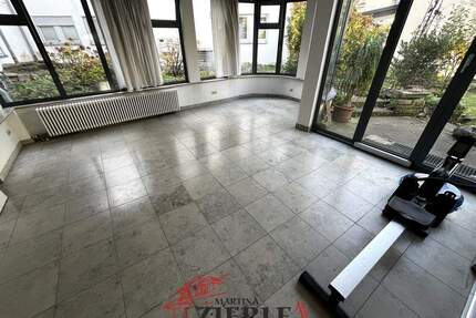 Außergewöhnliche, lichtdurchflutete Räume in Faurndau mit einem gepflegten Garten und moderner EBK! - Göppingen / Faurndau