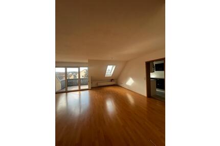 Helle 4-Zimmer-Dachgeschosswohnung mit Balkon & Stellplatz - Ostheim vor der Rhön Ostheim v.d.Rhön