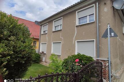 Großes Haus am Waldrand und einem kleinen Garten in HaidaRöderla - Ruhland