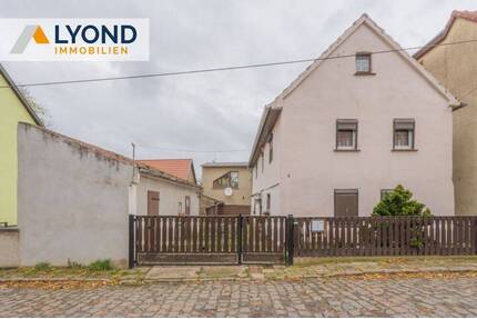 Sanierungsbedürftiges Fachwerkhaus mit großem Anbau, Garten und Pool in einem Ortsteil von Lützen