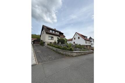 Zweifamilienhaus mit sehr viel Platz und Doppelgarage - Hardegsen