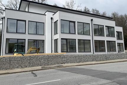 Stilvoll wohnen in Deggendorf: 3-Zimmer-Erstbezug mit Süd-Loggia, EBK & Aufzug